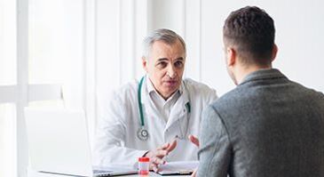 vyras pas specialistą