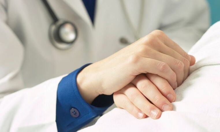 Gydytojas padeda pacientui, sergančiam prostatitu